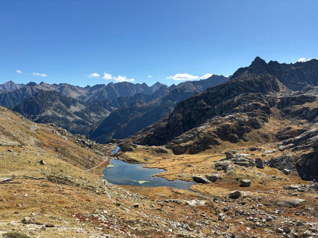 vue sur le lac long lors d'un trek dans les Pyrénées en boucle depuis Cauterets