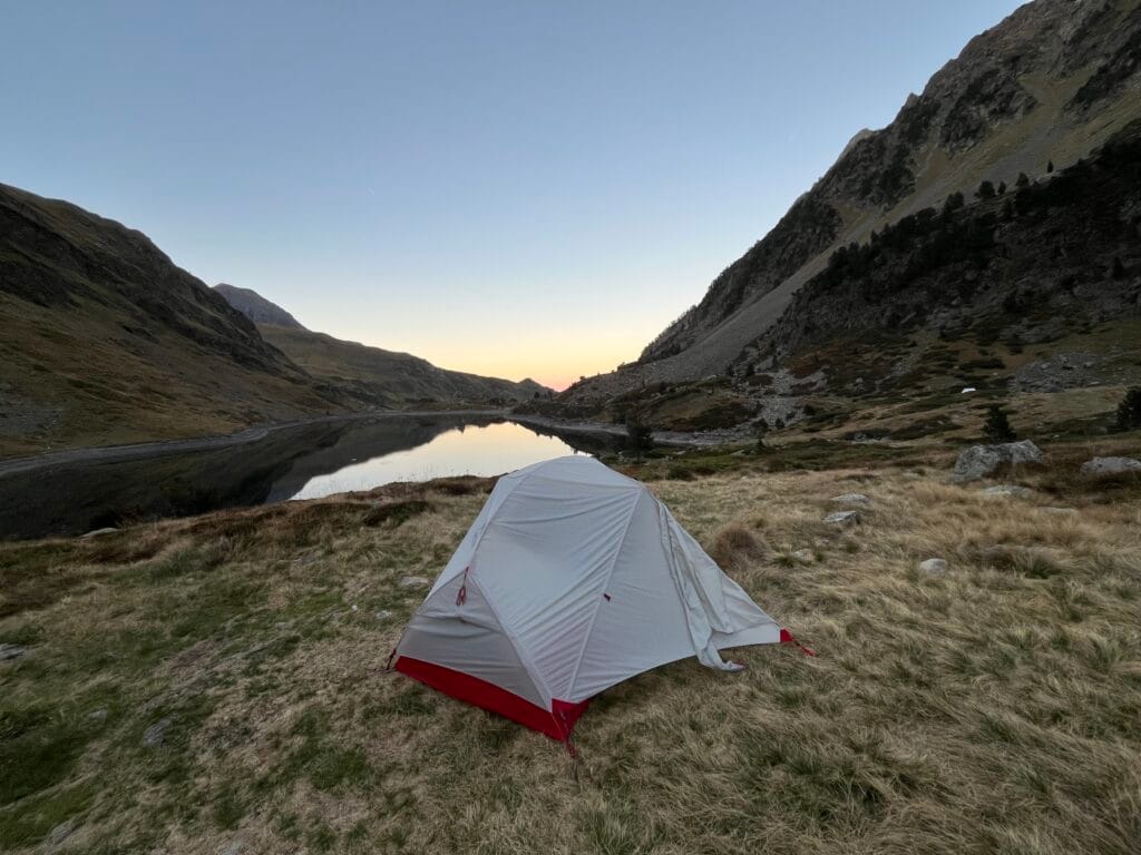 bivouac au lac d'Ilhéou lors d'un trek dans les pyrénées