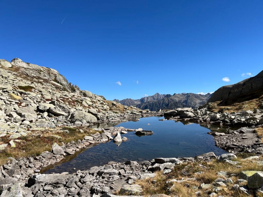 vue sur le lac long lors d'un trek dans les Pyrénées en boucle depuis Cauterets