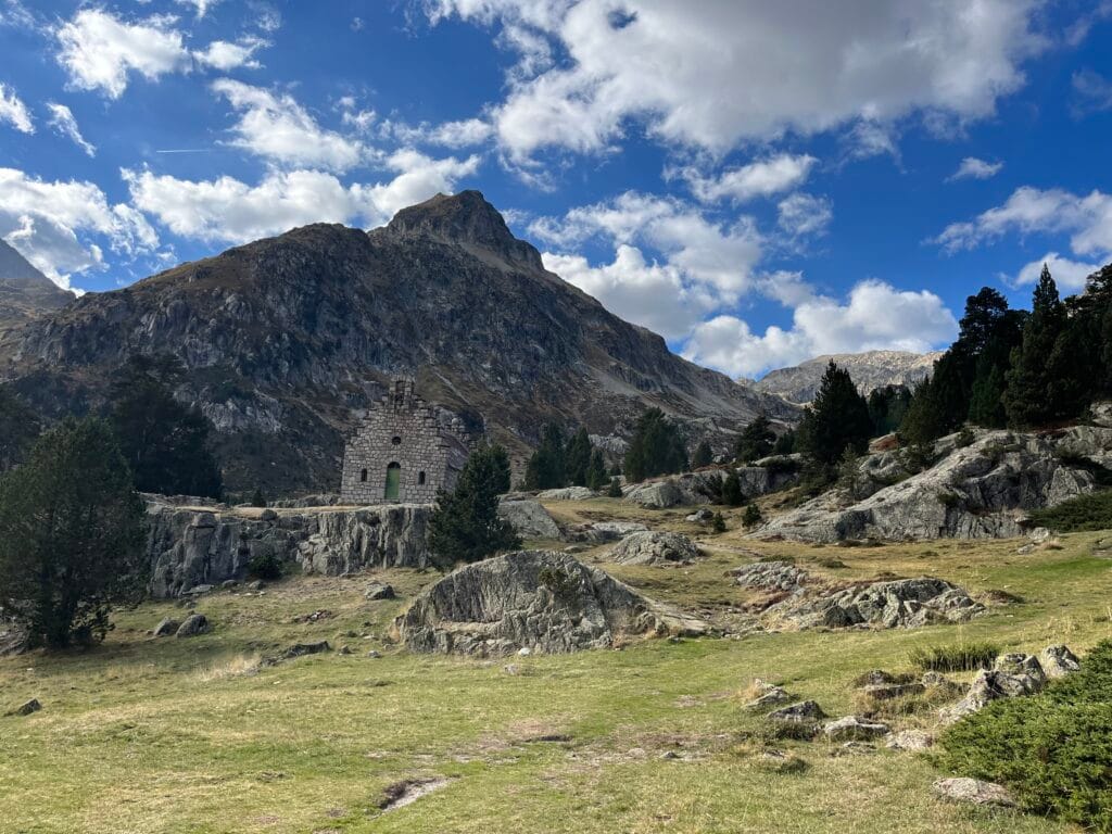 église à côté du refuge du Wallon dans la vallée du marcadau lors d'un trek dans les Pyrénées en boucle depuis Cauterets