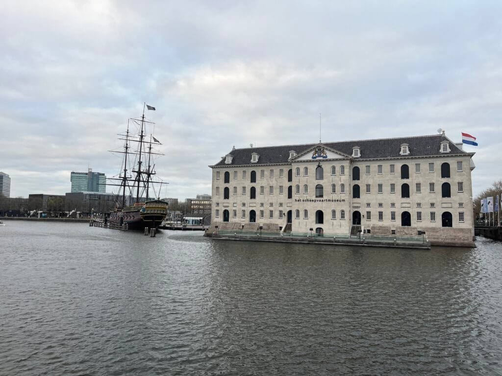 VOC Ship “Amsterdam” abritant le musée maritime à Amsterdam