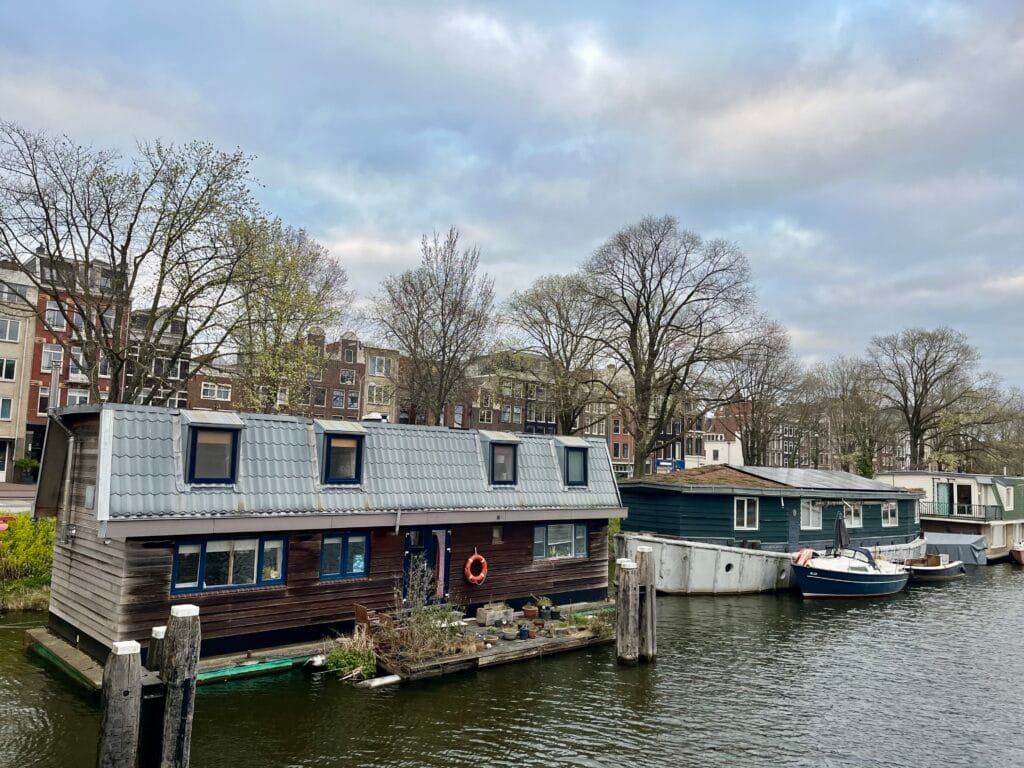 maison flottante à amsterdam