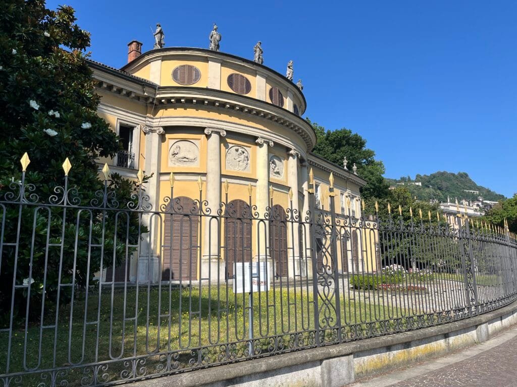 villa le long de la Passeggiata Lino Gelpi à Côme