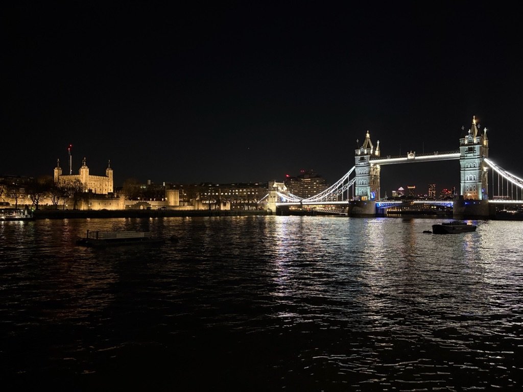 vue de nuit sur le tower bridge à Londres